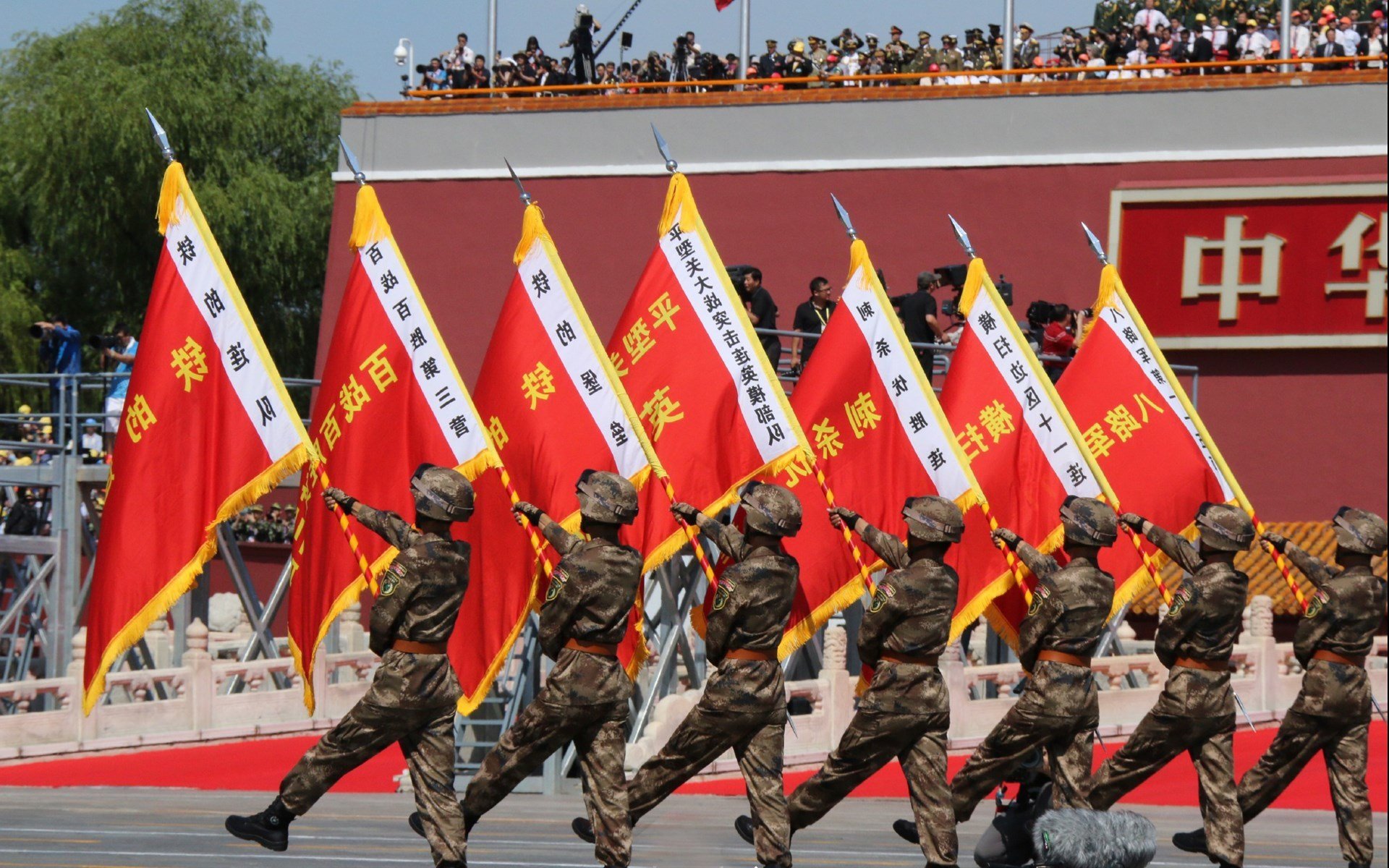 库兹马诺维奇在巴黎奥运会手球比赛中多次扑救对方角球,库兹马传球